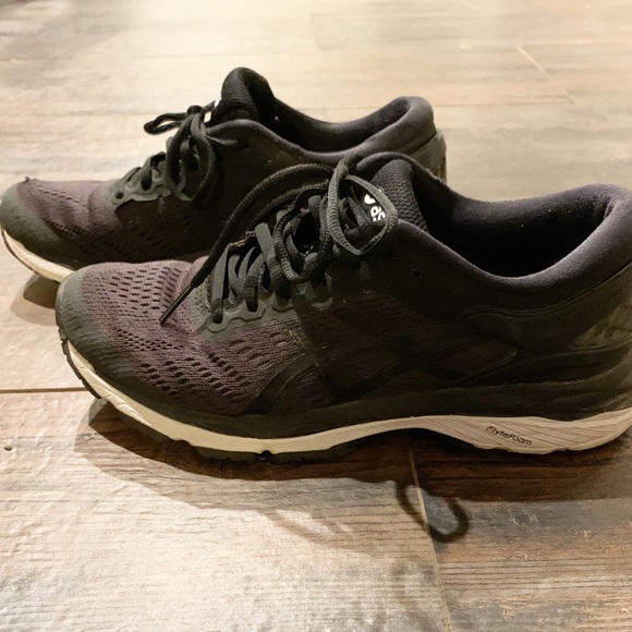 Black woman ASICS tennis shoes - Picture 2 of 4